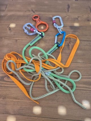 Accesorios de escalada: mosquetones y descendedor