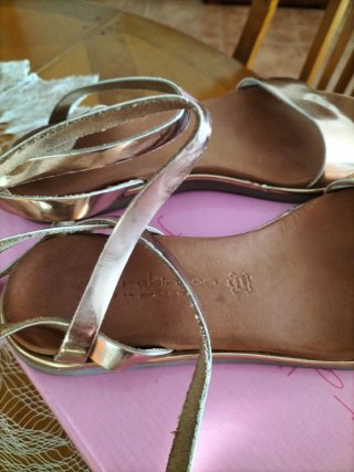 Sandalias doradas planas