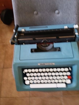 Máquina de escribir Olivetti antigua.