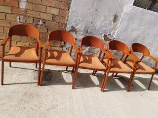 Conjunto de 5 Sillas de Madera y Tela