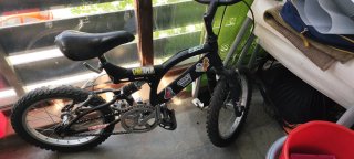 Bicicleta infantil negra con suspensión