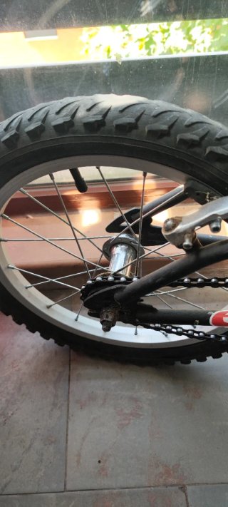 Bicicleta infantil negra con suspensión