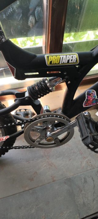 Bicicleta infantil negra con suspensión