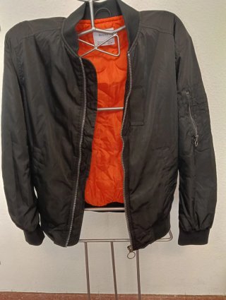 Cazadora Bomber Bershka Negra Talla S
