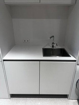 Mueble cocina con fregadero y grifo