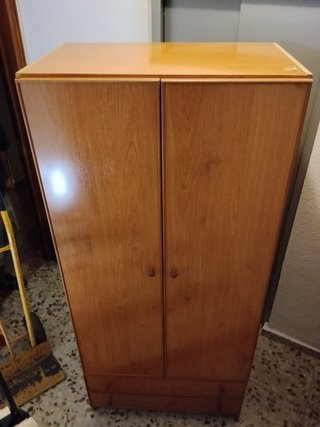 Armario de madera marrón