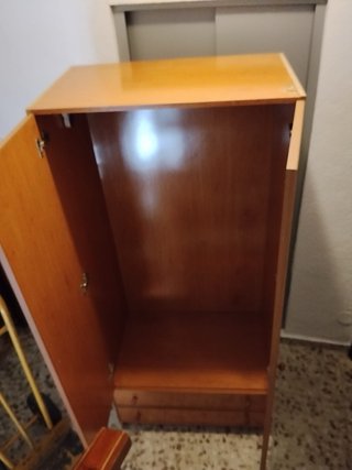 Armario de madera marrón