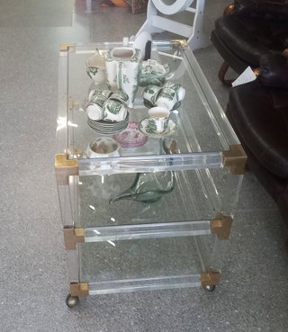 Mesa centro cristal con ruedas