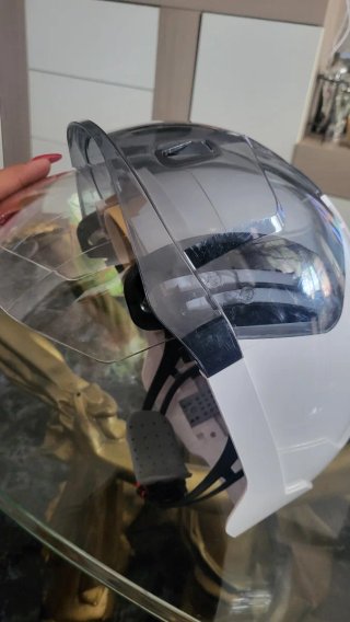 Casco industrial blanco con visera