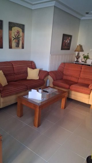 Dos sofás de tela y madera