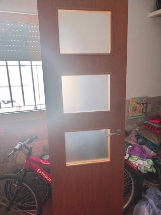 Puerta de madera con 3 cristales