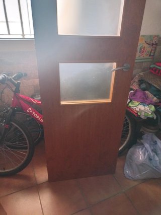 Puerta de madera con 3 cristales