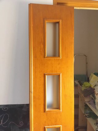 Puerta de madera con 3 cristales