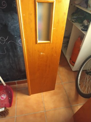 Puerta de madera con 3 cristales