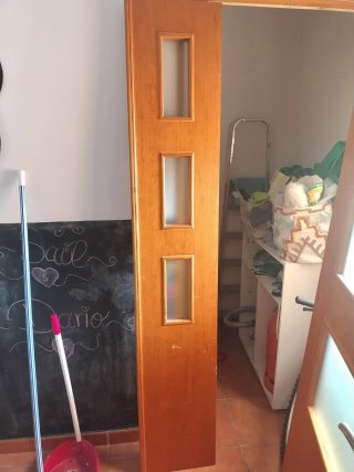 Puerta de madera con 3 cristales