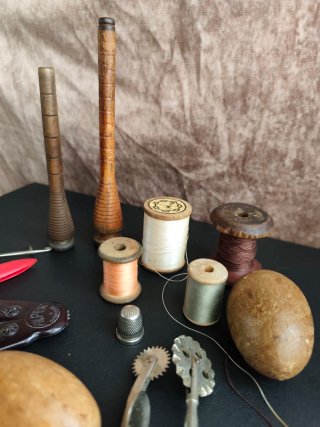 Lote con útiles de costura vintage