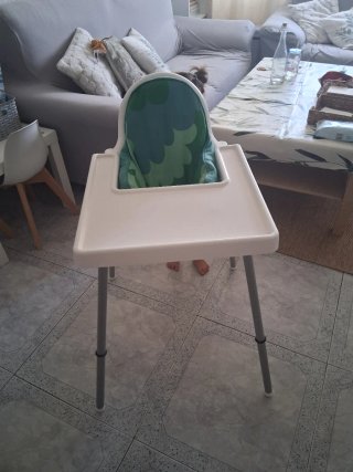 Trona IKEA con cojín para cabeza
