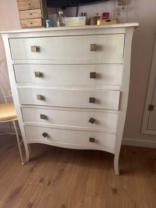 Cómoda blanca con tiradores dorados y mesitas noch