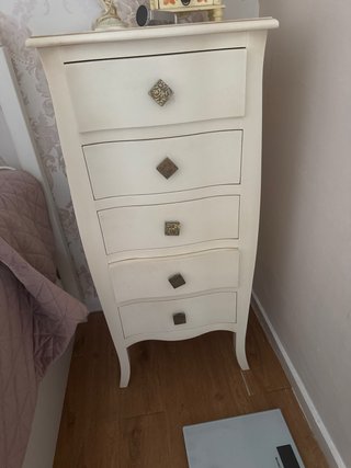 Cómoda blanca con tiradores dorados y mesitas noch