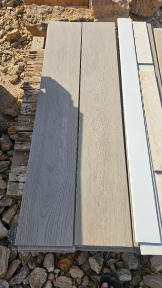 Porcelánico imitación madera y rodapié blanco