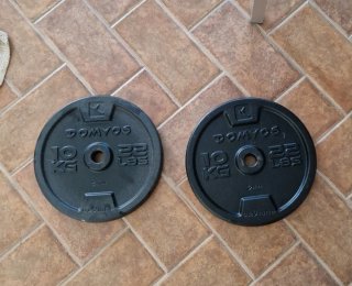 2 discos de pesa Domyos 10 kg y una barra de 175cm