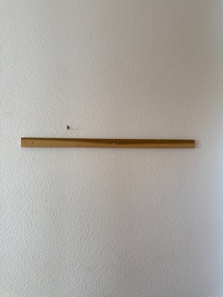 Estantería de madera con detalles en verde
