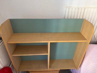 Estantería de madera con detalles en verde