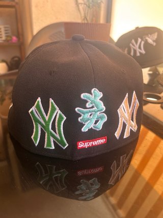Gorra NY x Supreme Negra Cerrada