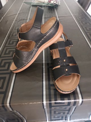 Sandalias negras y beige