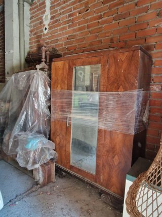 Conjunto de muebles antiguos de madera