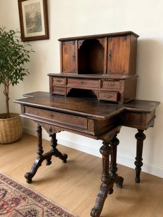 Conjunto de muebles antiguos de madera
