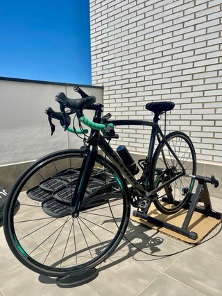 Bicicleta de carretera B'TWIN negra