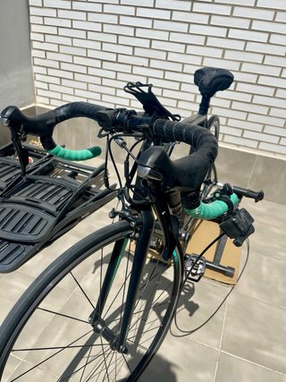 Bicicleta de carretera B'TWIN negra