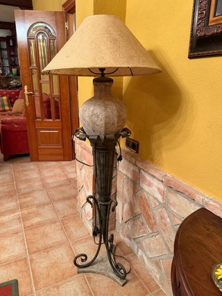 Lámpara de pie de metal y piedra