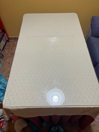 Mesa camilla con cristal y colcha