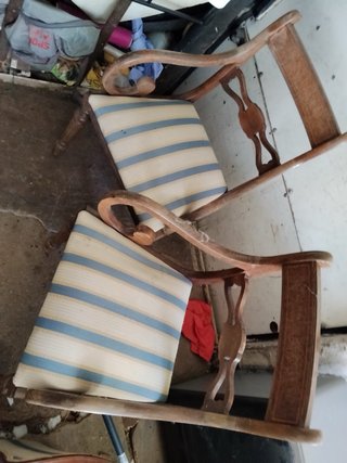Sillas de madera con tapicería a rayas