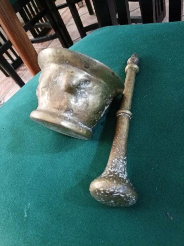 Antico mortaio e mano del XIX secolo