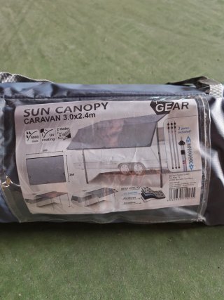 Toldo para caravana usado una vez.