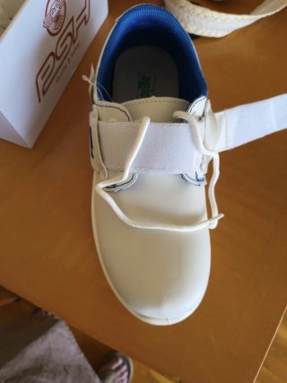 Zapatos de trabajo Psh blancos y azules.