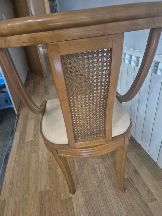 Juego de 5 sillas de madera y ratán.