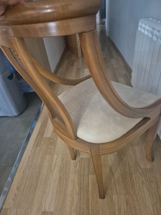 Juego de 5 sillas de madera y ratán.