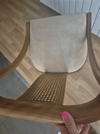 Juego de 5 sillas de madera y ratán.