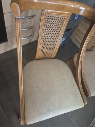 Juego de 5 sillas de madera y ratán.