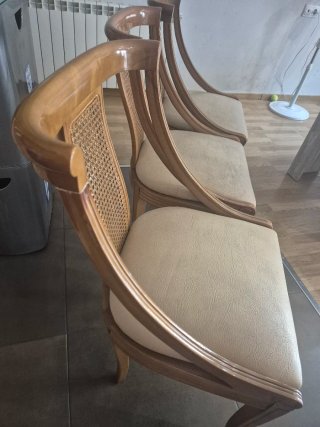 Juego de 5 sillas de madera y ratán.