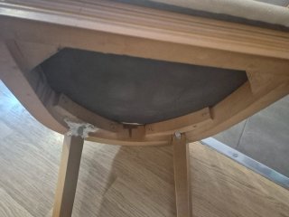 Juego de 5 sillas de madera y ratán.