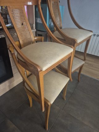 Juego de 5 sillas de madera y ratán.