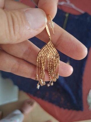 Pendientes dorados con pedrería