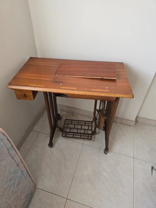 Máquina de coser antigua con mueble