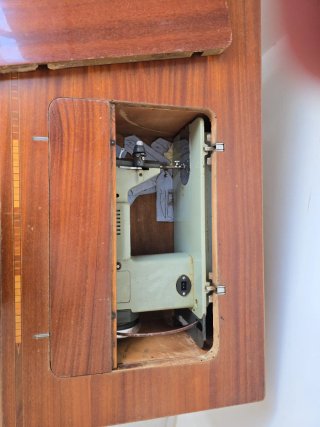 Máquina de coser antigua con mueble