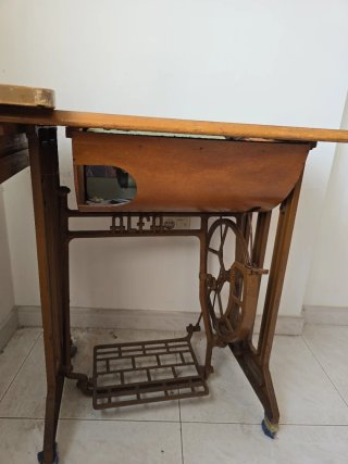 Máquina de coser antigua con mueble